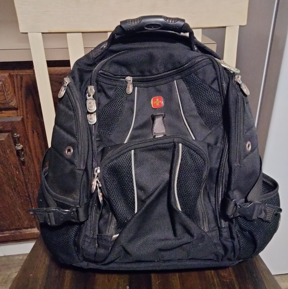 Swiss Gear Air Flow Large 6 zippered pockets padded backpack/ 17"